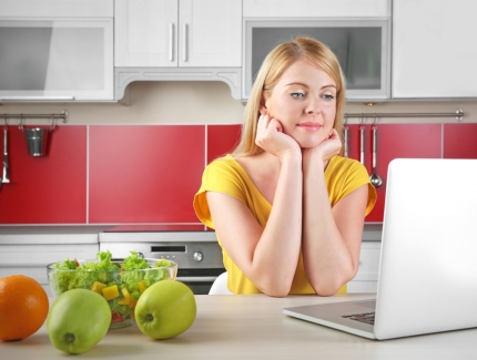 The woman reads Donat’s blog posts with a healthy snack by her side.