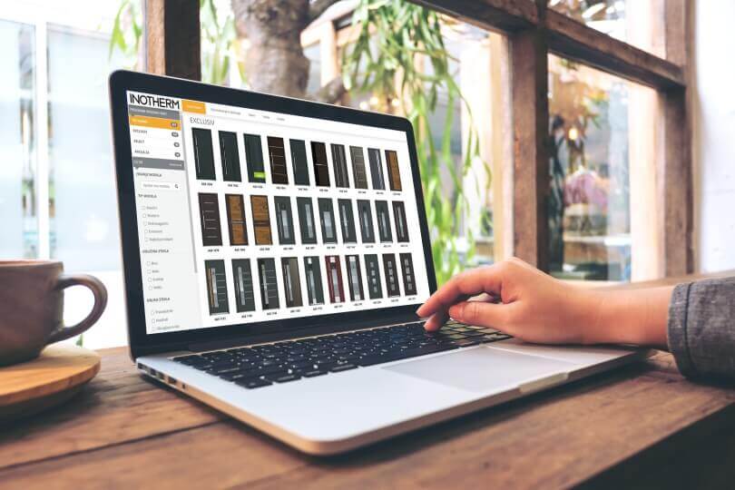 Inotherm web configurator on a laptop in a coffee shop.